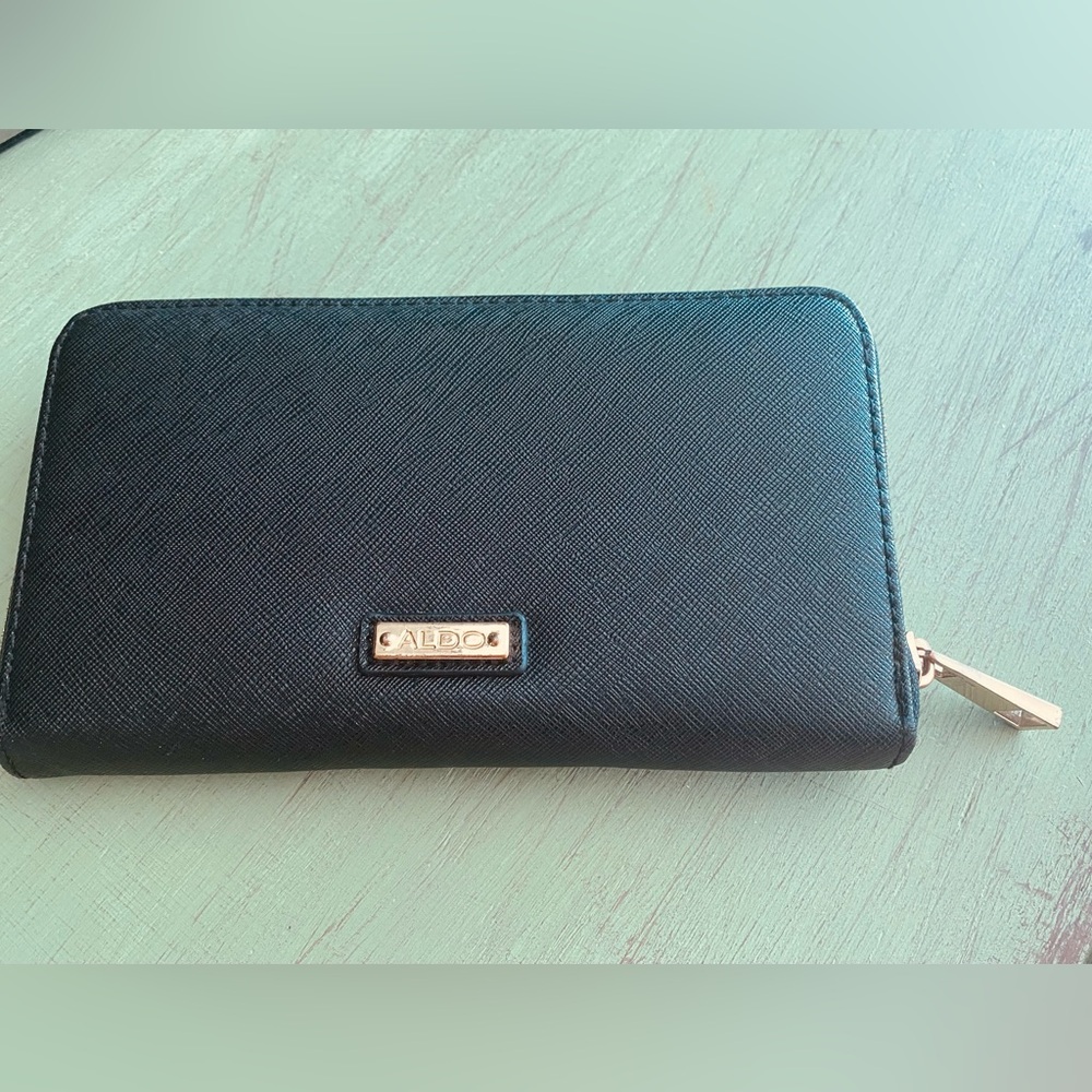 ⭐️SOLD⭐️ ALDO Elegant Black Gold Zip Wallet - New - Picture 3 of 7